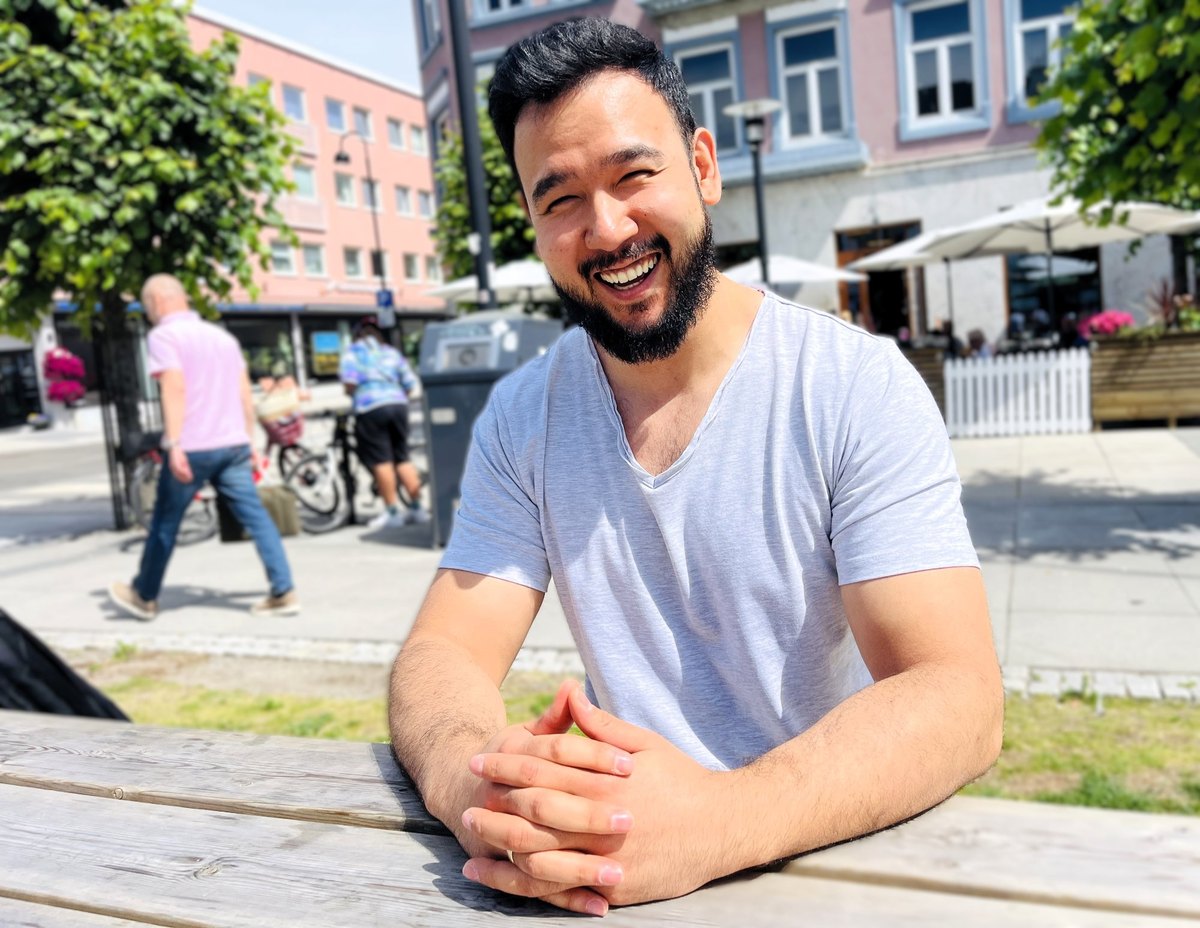 Daniel Norlan i en gate i Sandefjord